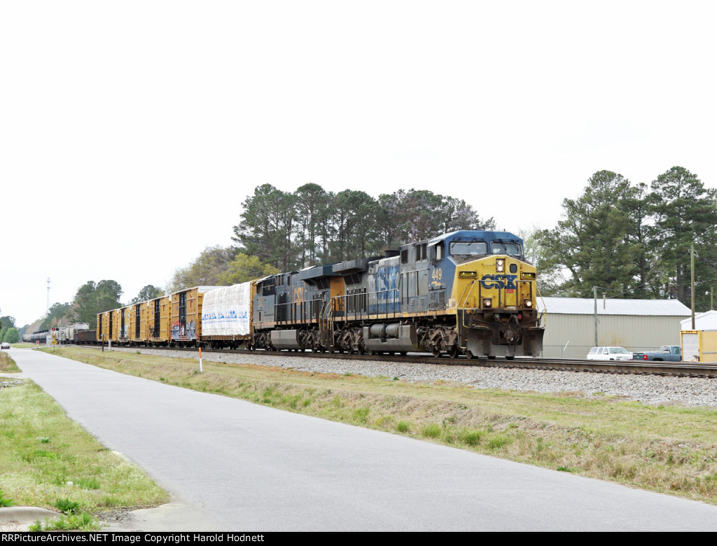CSX 449 (missing its number boards) leads train 231-25 towards the yard